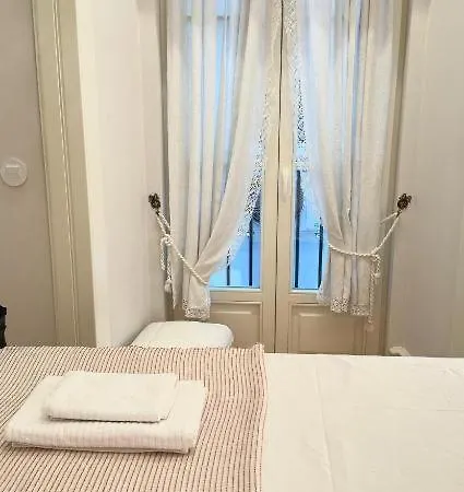 Com Banheiro Privativo Na Baixa *